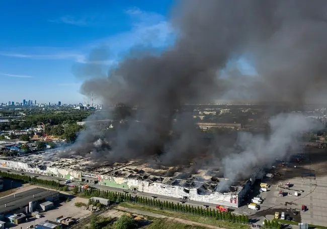 Гигантский пожар в торговом центре Варшавы охватил 1400 магазинов (видео)