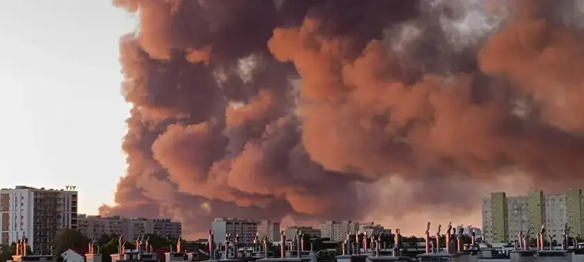 Варшава, 12 мая 2024 года. Гигантский пожар в торговом центре Варшавы охватил 1400 магазинов. Фото: vitrina.pl.