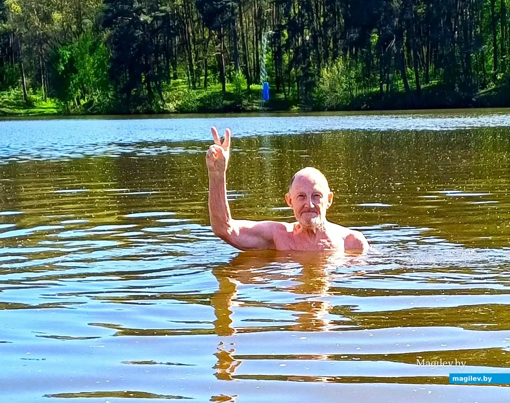 Май 2024 года, Могилев. Печерское озеро и один из первых купальщиков – Джефф Шарп.