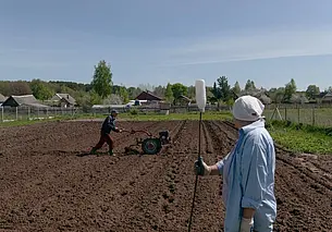 На Могилевщине – время картошки. Фотозарисовка с деревенского поля