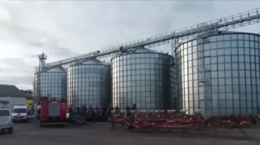 15.05.2024г. В Логойском районе на работе погиб мужчина: устранял неполадку в силосе. Скриншот видео СК