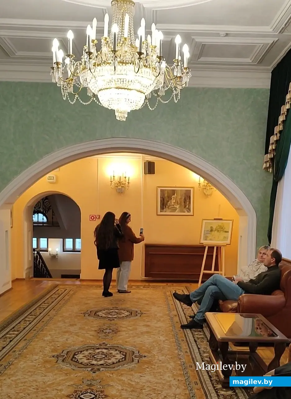 Главную женскую роль сыграл мужчина. Сходили на спектакль в Могилевский драмтеатр. Май 2024 года.