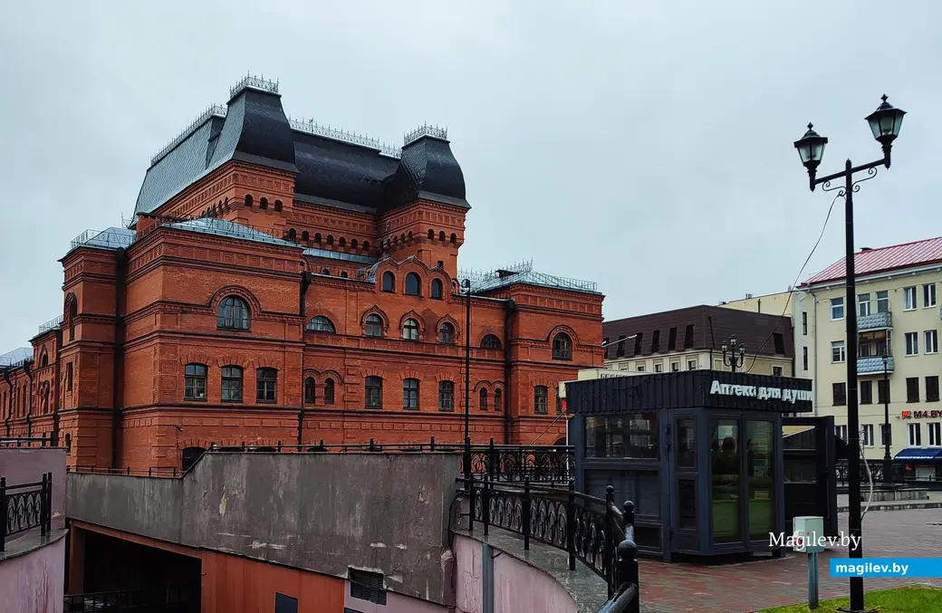 Главную женскую роль сыграл мужчина. Сходили на спектакль в Могилевский драмтеатр. Май 2024 года.