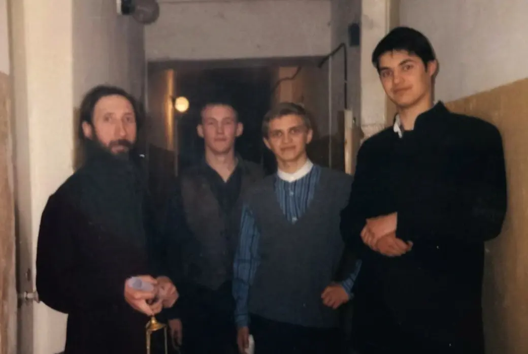 Начало 2000-х. Ярославльское Духовное училище. Студенты с инспектором игуменом Борисом (сейчас епископ Русской Православной Церкви). Семинарист Дмитрий Жук второй слева.