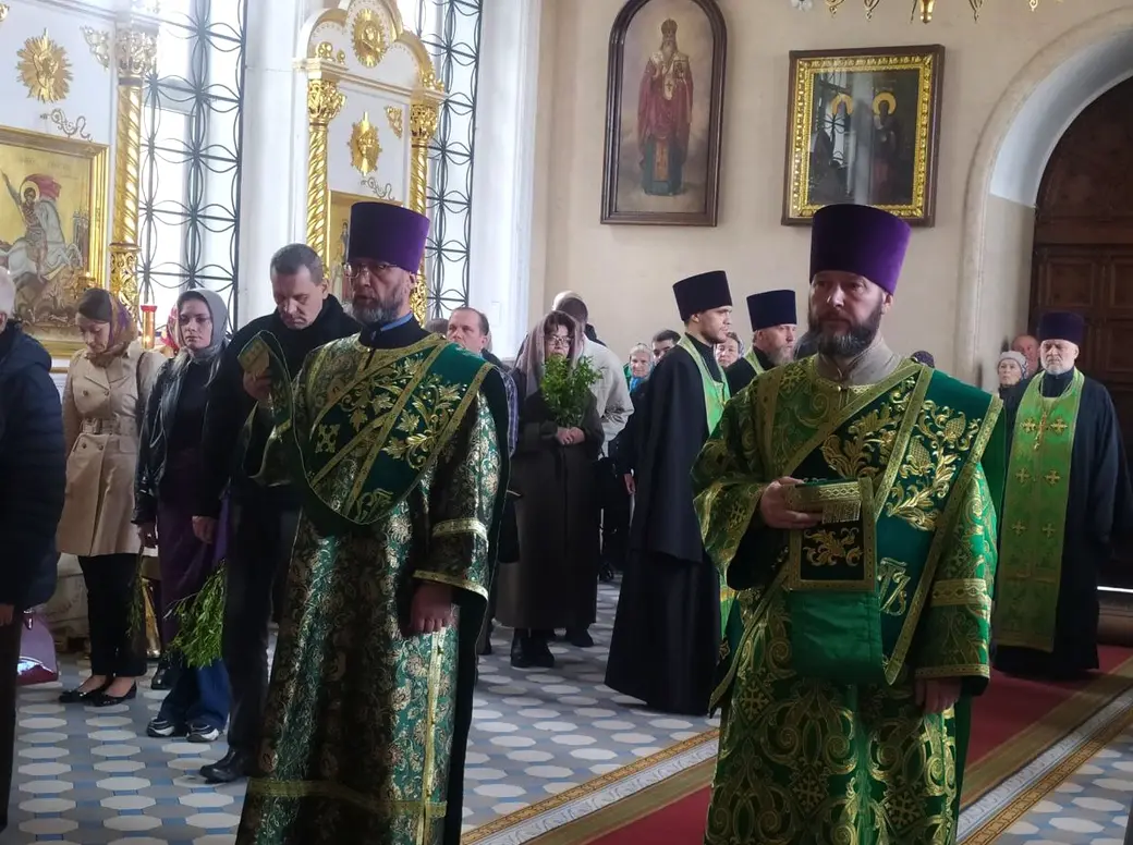 28 апреля 2004 года. Трехсвятительский собор. Вербное воскресенье. Протодиаконы Петр Жук (слева), Дмитрий Жук (справа)