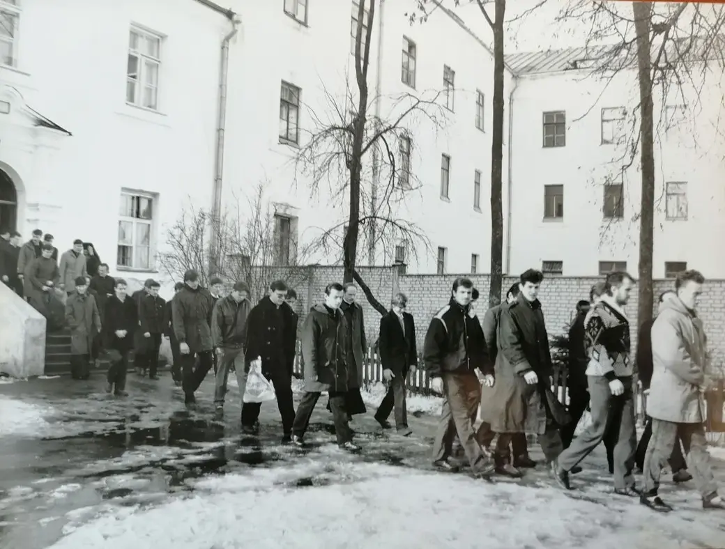 Начало 1990-х. Жировичи. Студенты Минской Духовной семинарии. Крестный ход