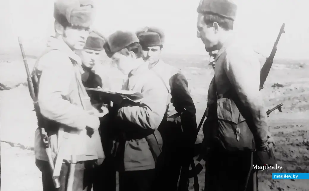 1970-е годы, Могилев. Курсанты группы СП-701 на полевых занятиях (слева крайний – Евгений Байков).