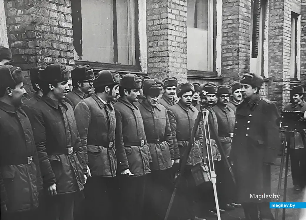 1970-е годы, Могилев. Курсанты группы ЭП-712 на построении во дворе института. На треноге – буссоль ПАБ-2А.
