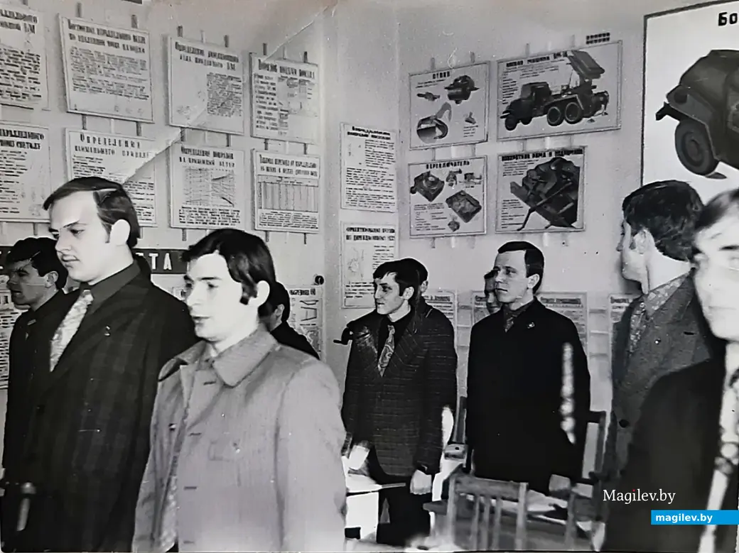 1970-е годы, Могилев. Студенты группы ЭП-712 на занятиях в кабинете артиллерийской подготовки (второй слева – Виктор Гришечко).