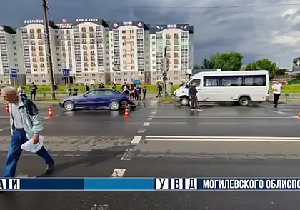 В Бобруйске маршрутка врезалась в BMW: есть пострадавшие