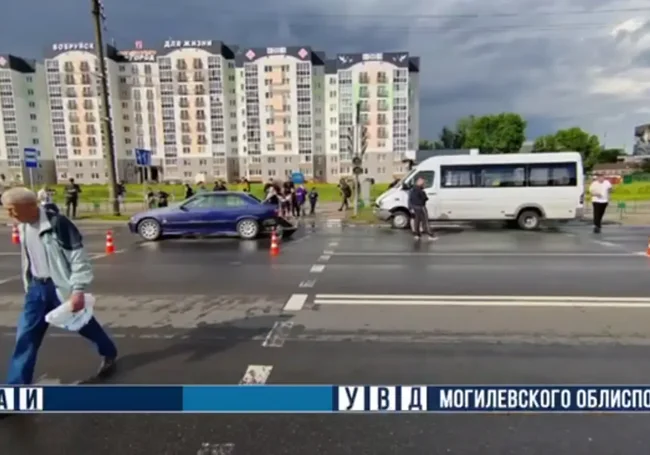 В Бобруйске маршрутка врезалась в BMW: есть пострадавшие