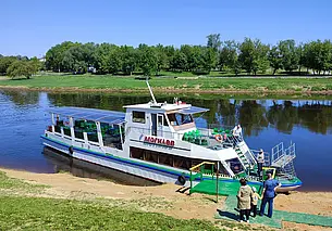 С ветерком по реке. Сколько стоит прокатиться на теплоходе?