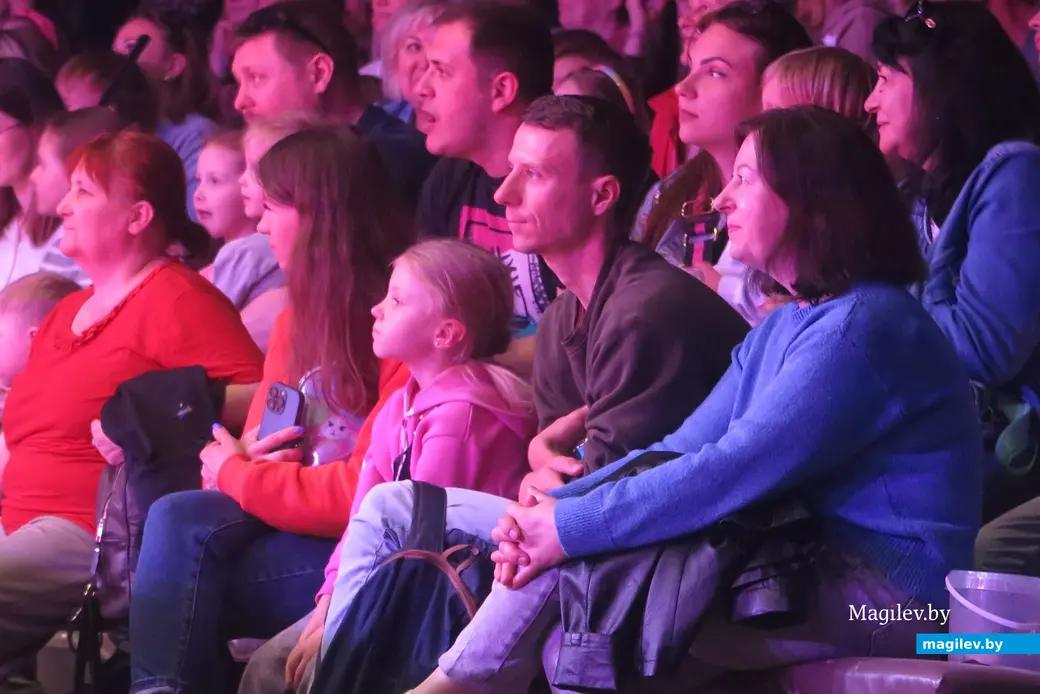 Май 2024 г. Могилев, пр.Пушкинский. Зрители во время выступления цирка-шапито Sirius.