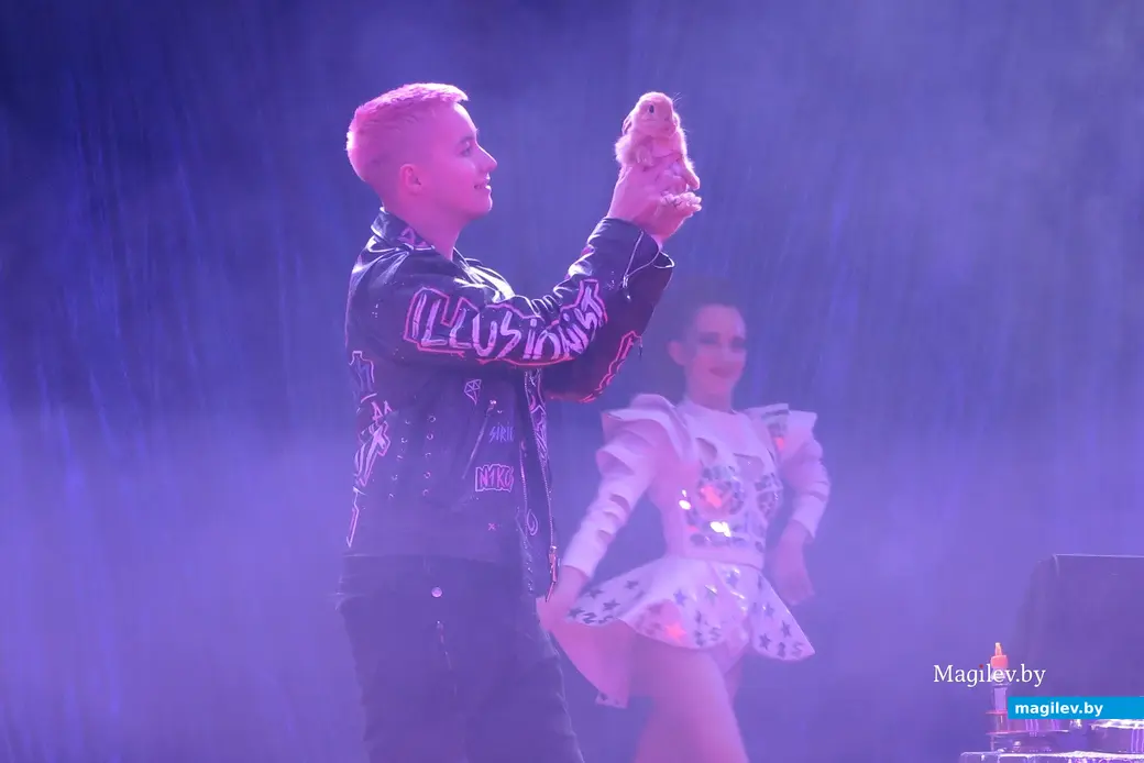 Май 2024 г. Могилев, пр.Пушкинский. Выступление цирка-шапито Sirius. Никита Кахнович - самый молодой иллюзионист в Беларуси.