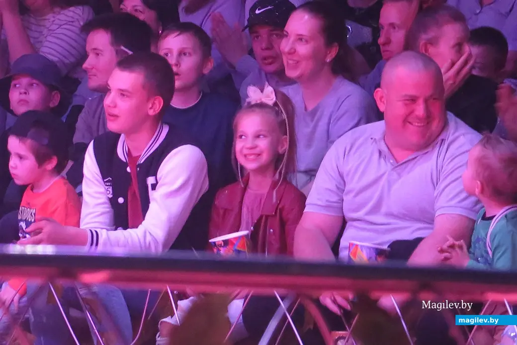 Май 2024 г. Могилев, пр.Пушкинский. Зрители во время выступления цирка-шапито Sirius.