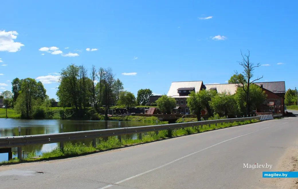 Май 2024 года. Деревня Жодишки Сморгонского района Гродненской области. Мост между водяной мельницей и броваром.