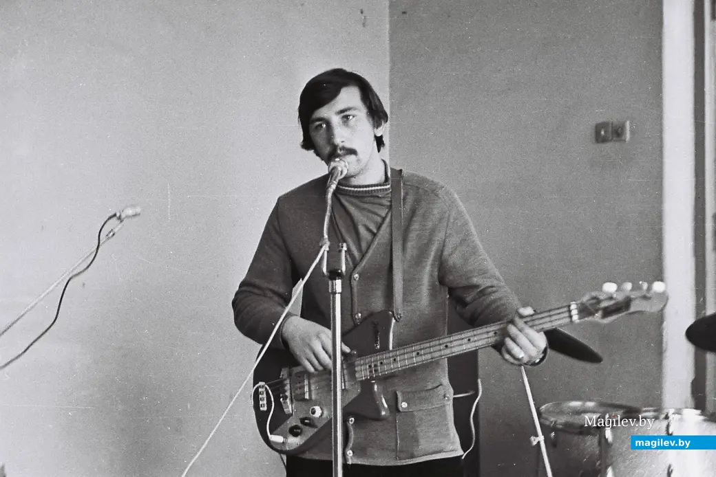 1970-е годы, Могилев. Алик Бедулин позирует для фотографии с бас-гитарой, на которой он никогда не играл. В его кармане виднеется, скорее всего, пачка папирос