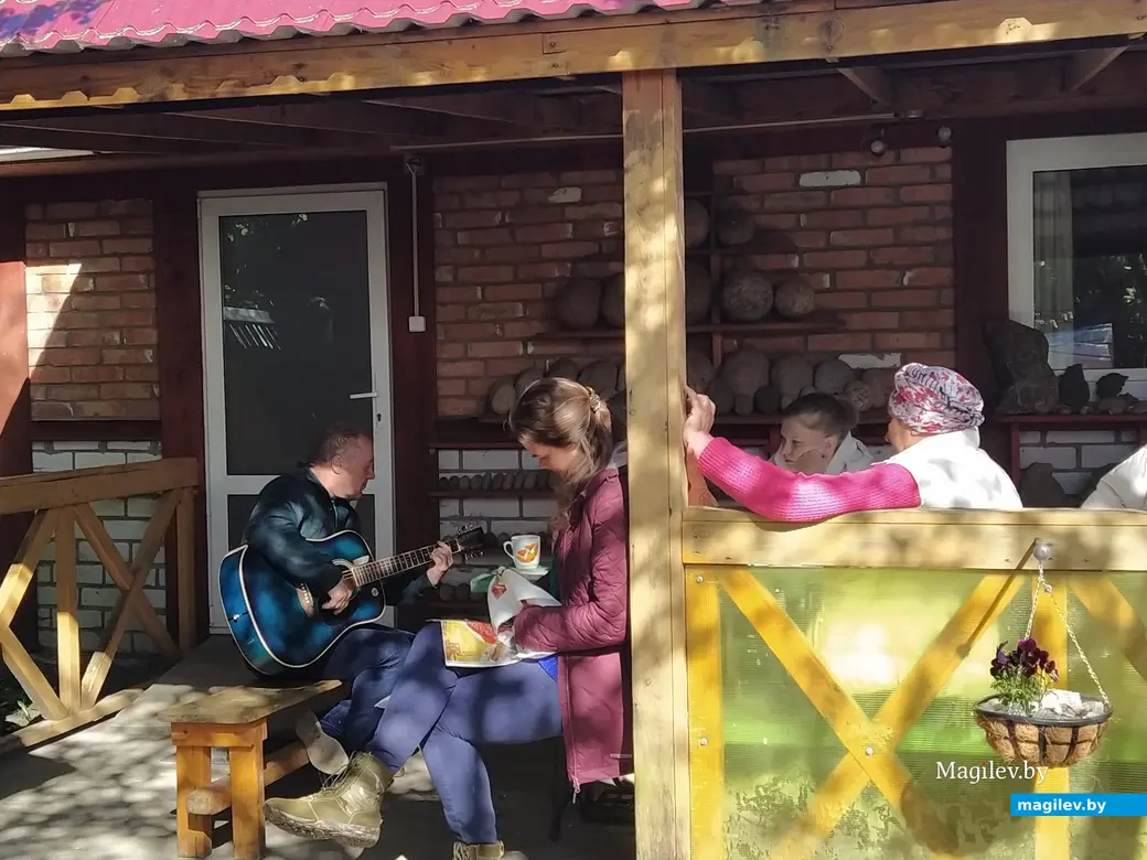 Май 2024 года. Деревня Жодишки Сморгонского района Гродненской области. Католическое кладбище. Концерт Олега Мизуло.