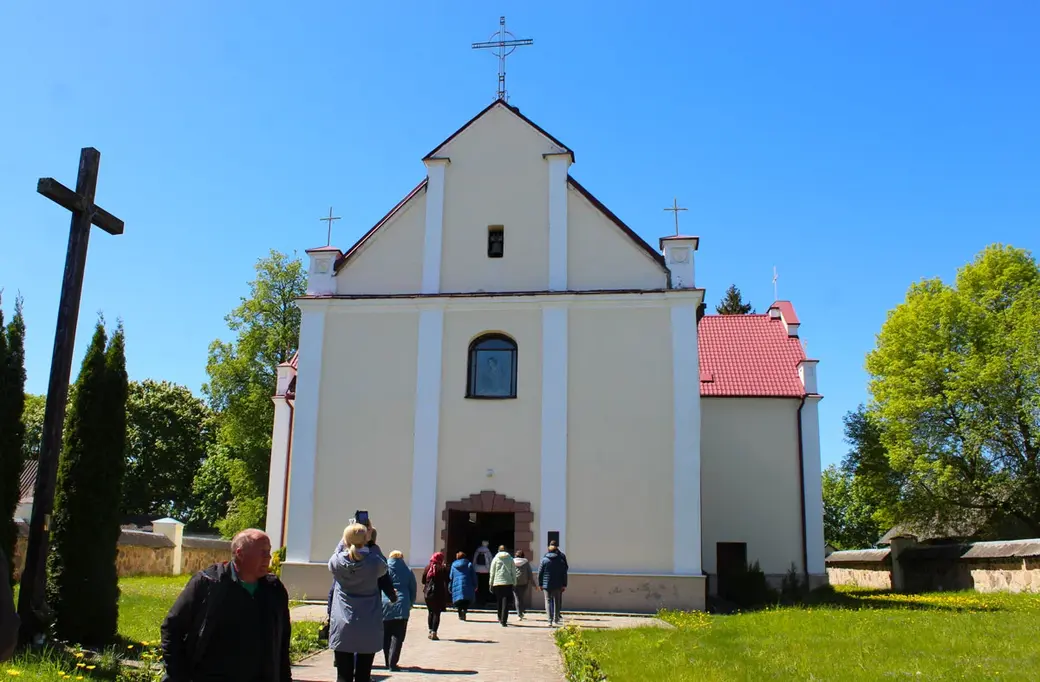 Май 2024 года. Деревня Жодишки Сморгонского района Гродненской области. Троицкий костел.