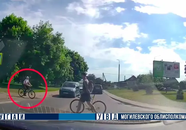 В Могилеве на улице Большая Чаусская на пешеходном переходе сбили велосипедистку. Видео