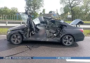 В Минской области столкнулись легковой автомобиль и школьный автобус. Погиб могилевчанин, водитель BMW