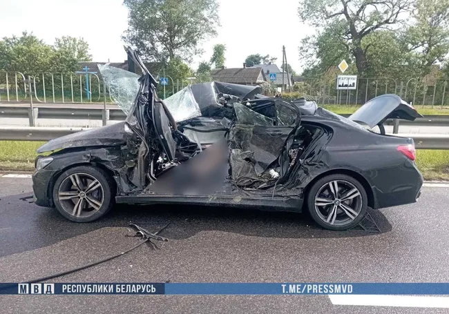 В Минской области столкнулись легковой автомобиль и школьный автобус