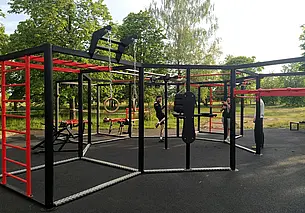 Многофункциональная спортплощадка установлена в парке возле Святого озера Могилева