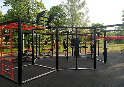 Многофункциональная спортплощадка установлена в парке возле Святого озера Могилева