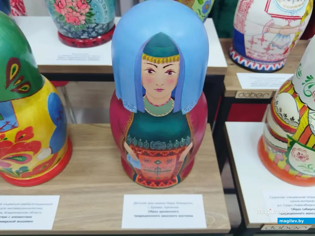 Май, 2024 г. г. Могилев. Музей им. П. Масленникова. Выставка «Путешествие матрешки».