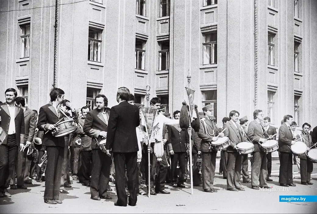1 мая 1974 года, Могилев. Барабанщики готовы. Фото Василя Титова.