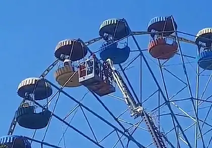 В Хотимске две девушки оказались заблокированы на колесе обозрения