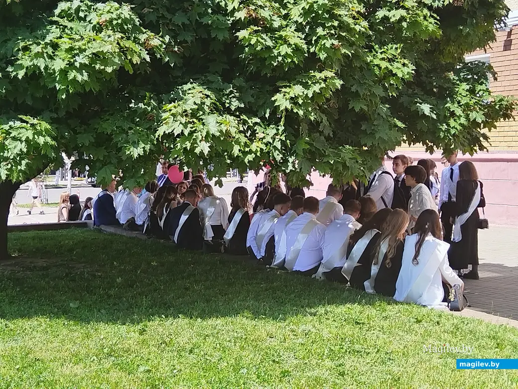 Могилев, 25 мая 2024 года. 11-классники празднуют «Последний звонок».