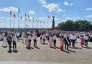 Много музыки, интерактива и традиционный вальс выпускников