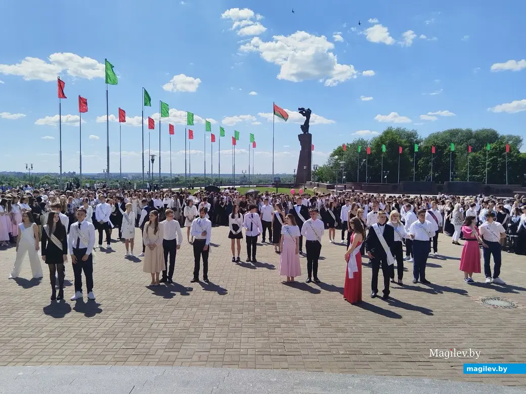 Могилев, 25 мая 2024 года. 11-классники празднуют «Последний звонок» на площади Славы.
