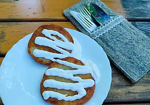 Есть и наблюдать за муфлонами. Позавтракали в мини-кафе «Избушка»