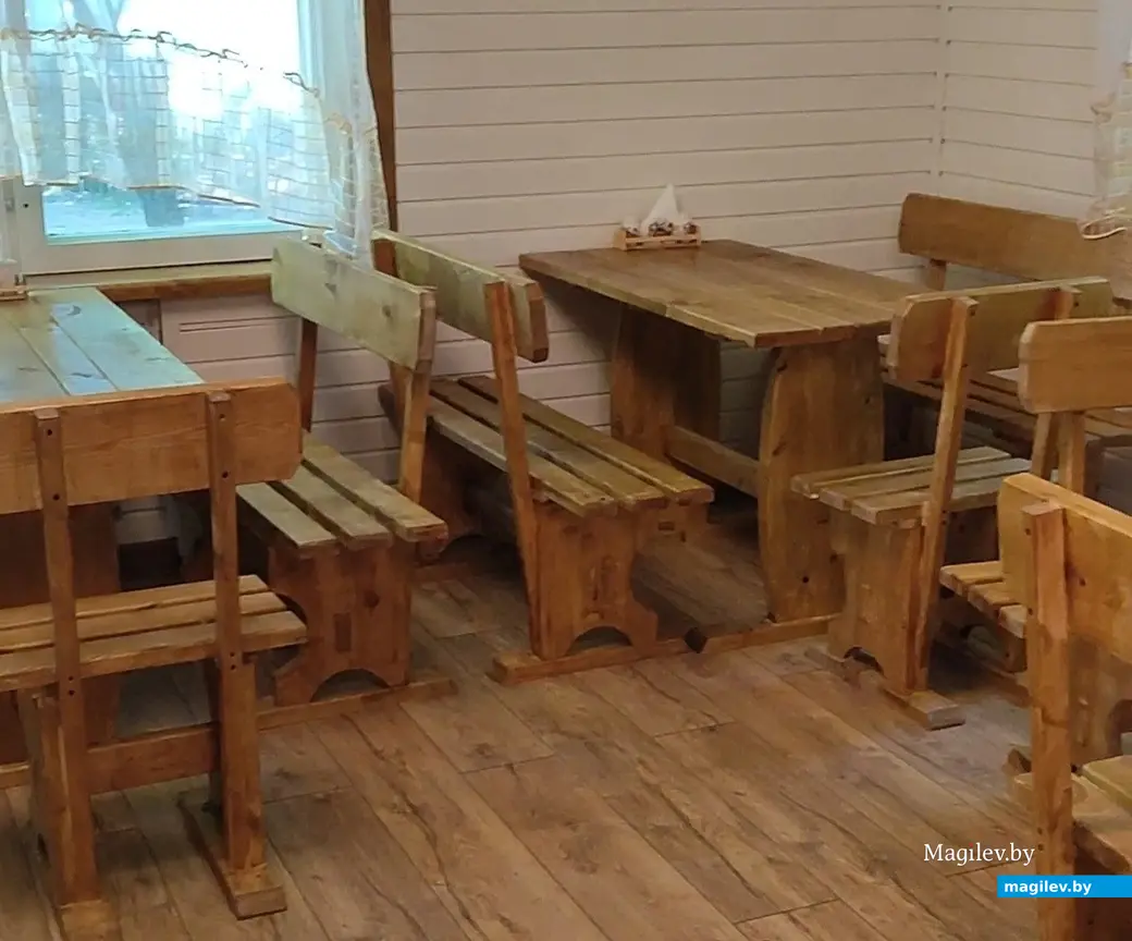 Есть и наблюдать за муфлонами. Позавтракали в мини-кафе «Избушка». Май 2024 года.