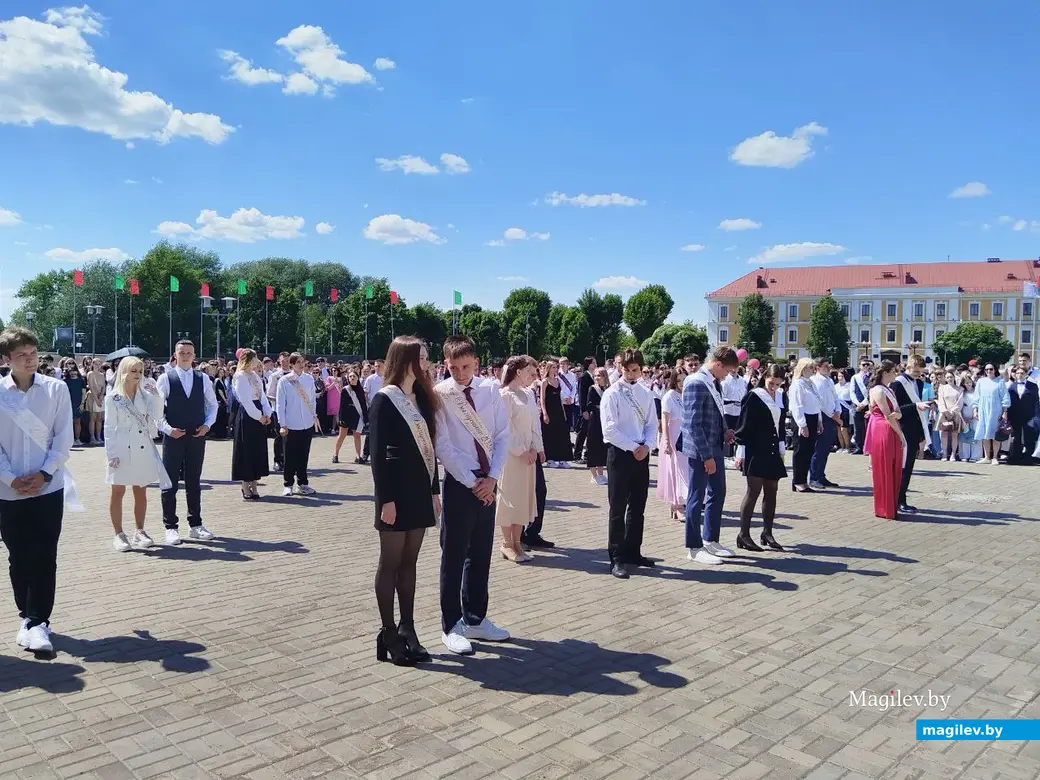 Могилев, 25 мая 2024 года. 11-классники празднуют «Последний звонок» на площади Славы.