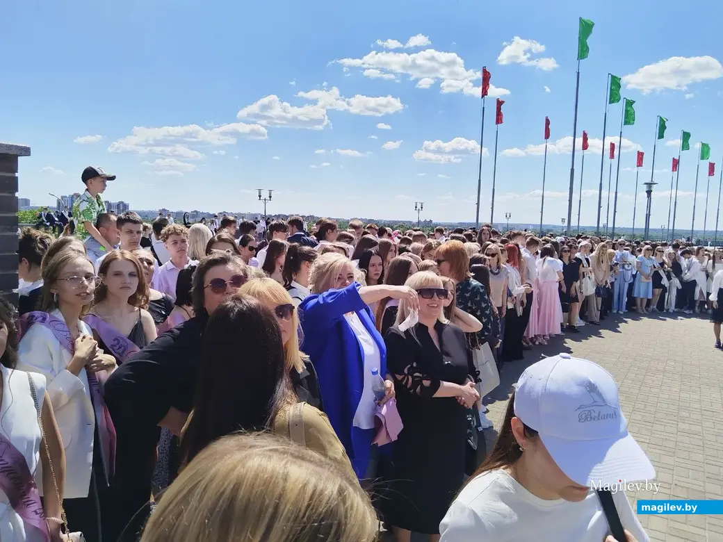 Могилев, 25 мая 2024 года. 11-классники празднуют «Последний звонок» на площади Славы.