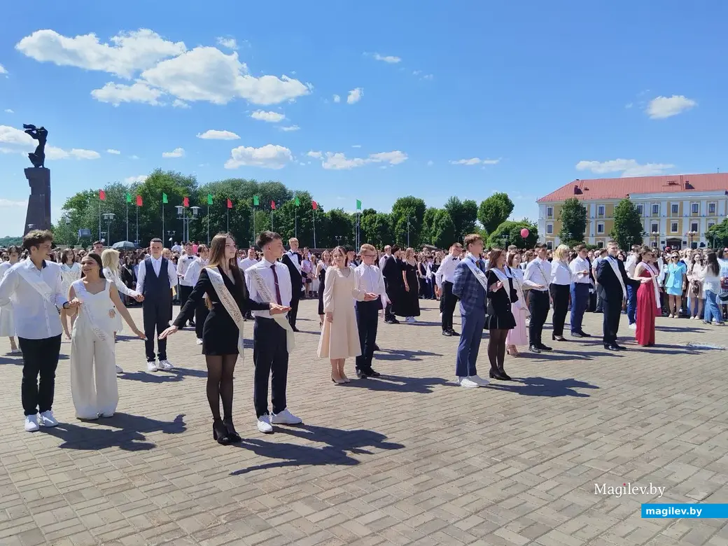 Могилев, 25 мая 2024 года. 11-классники празднуют «Последний звонок» на площади Славы.