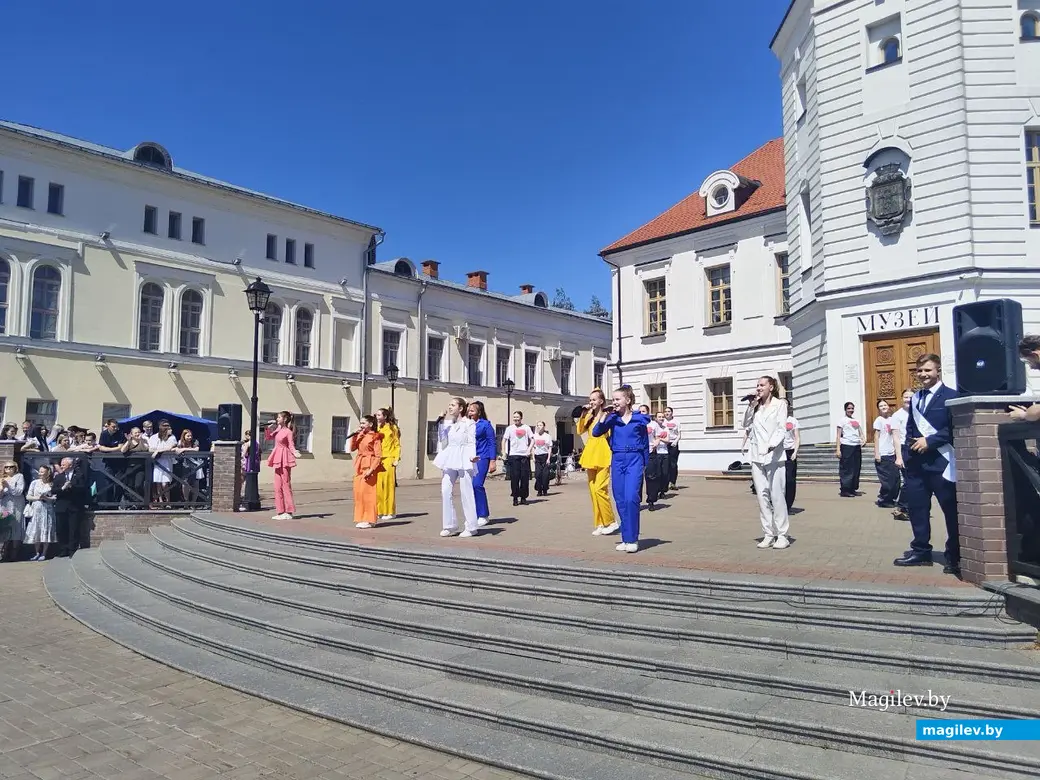 Могилев, 25 мая 2024 года. 11-классники празднуют «Последний звонок» на площади Славы.