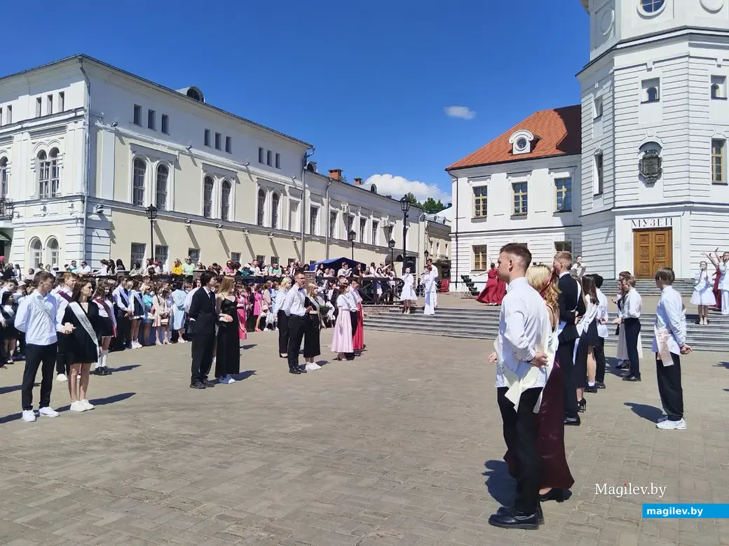 Могилев, 25 мая 2024 года. 11-классники празднуют «Последний звонок» на площади Славы.