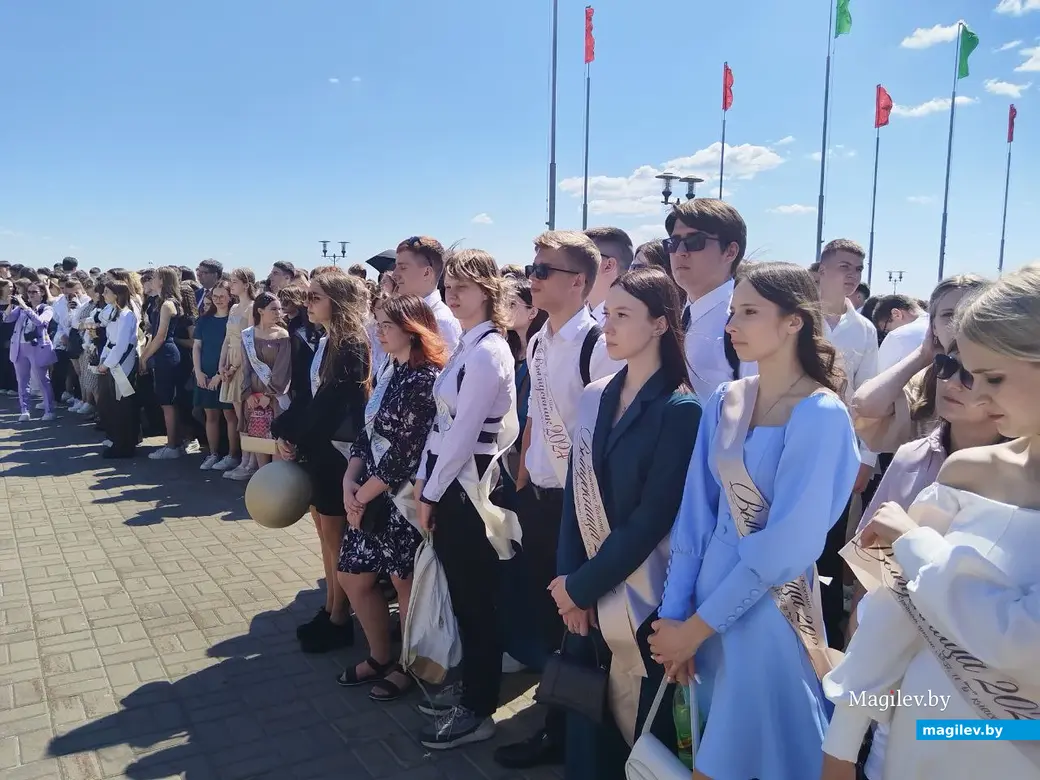 Могилев, 25 мая 2024 года. 11-классники празднуют «Последний звонок» на площади Славы.