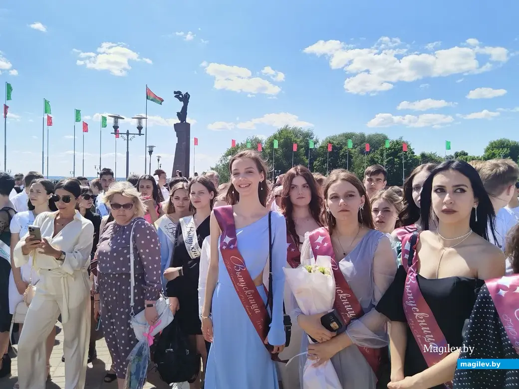 Могилев, 25 мая 2024 года. 11-классники празднуют «Последний звонок» на площади Славы.