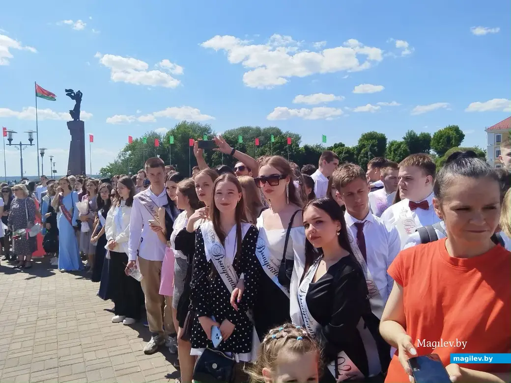 Могилев, 25 мая 2024 года. 11-классники празднуют «Последний звонок» на площади Славы.
