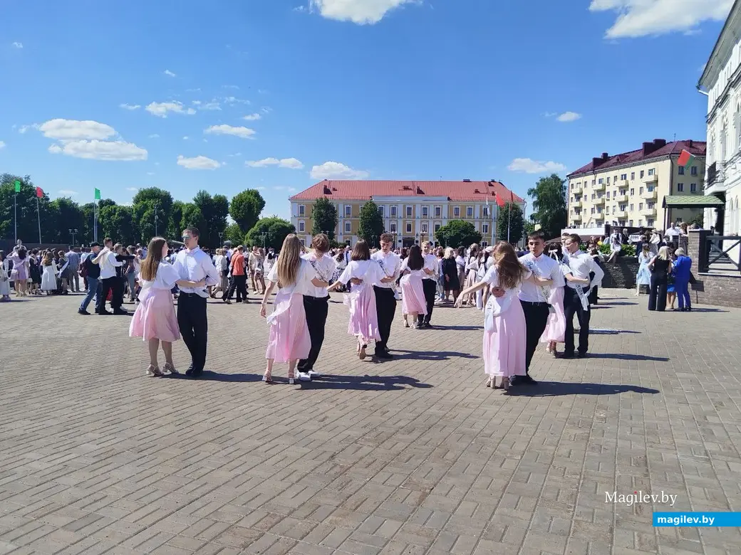 Могилев, 25 мая 2024 года. 11-классники празднуют «Последний звонок» на площади Славы.