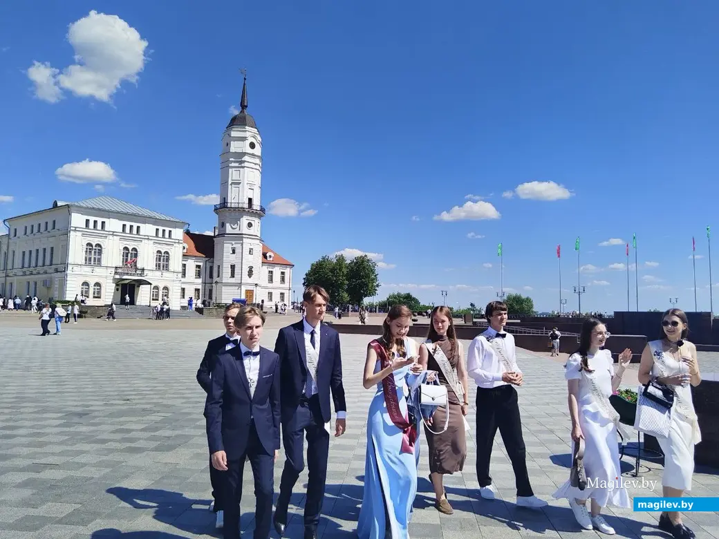 Могилев, 25 мая 2024 года. 11-классники празднуют «Последний звонок» на площади Славы.