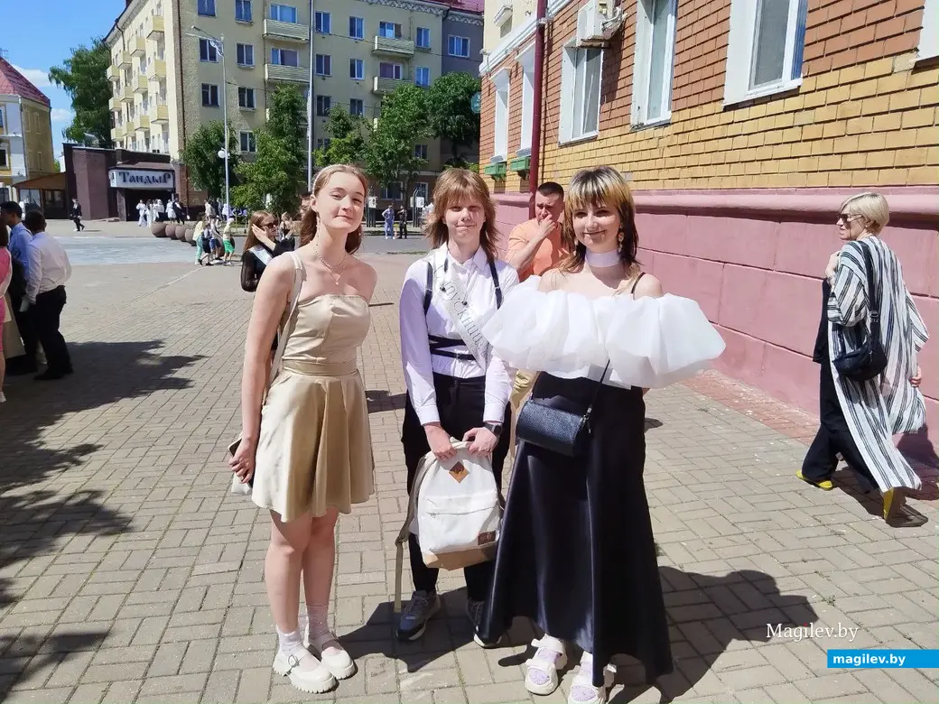 Могилев, 25 мая 2024 года. 11-классники празднуют «Последний звонок».