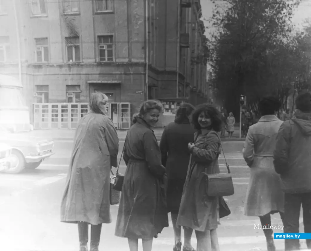 1970-е годы. Могилев. Одна из самых внушительных в городе «колоний» телефонных будок на перекрестке проспекта Мира и улицы Первомайской, к которой устремились эти