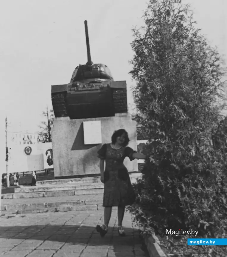 1970-е годы, Могилев. Зоя у танка на тогдашней площади Победы.