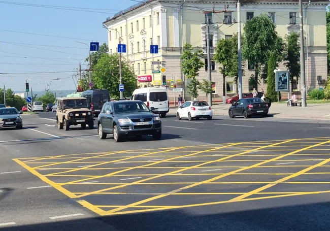 В Могилеве на дороге впервые появилась разметка «вафельница»